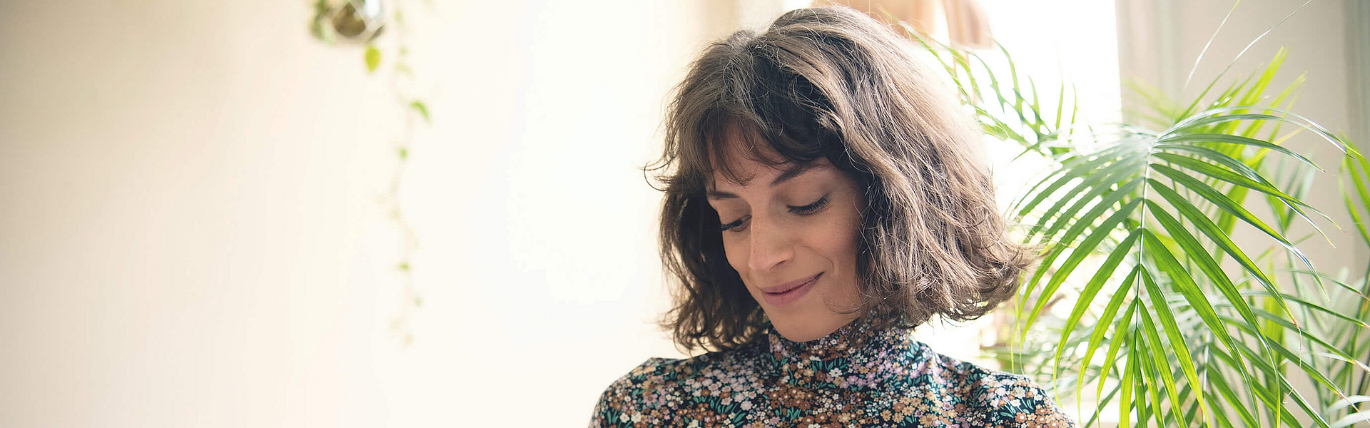 Junge Frau nutzt mit ihrem Smartphone die digitalen Services der mhplus.