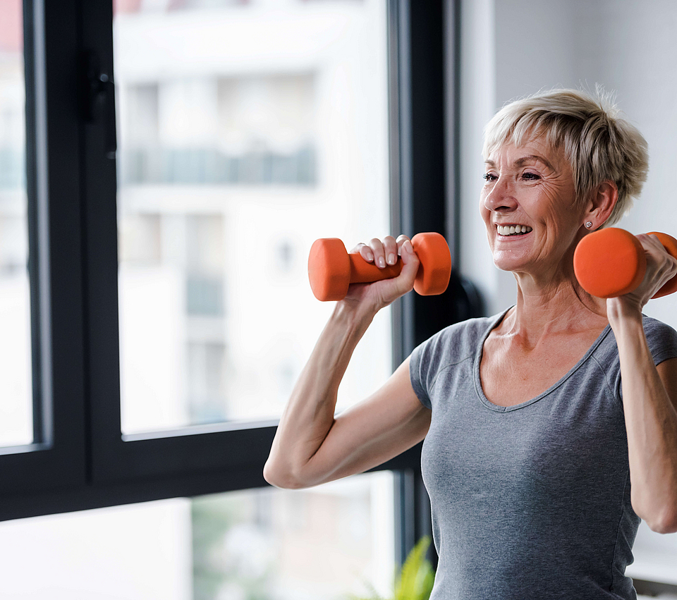 Seniorin beim Hanteltraining - Beweg dich fit.