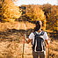 Frau beim wandern, Wandern ist ein Sport, der Rückenschmerzen vorbeugt.