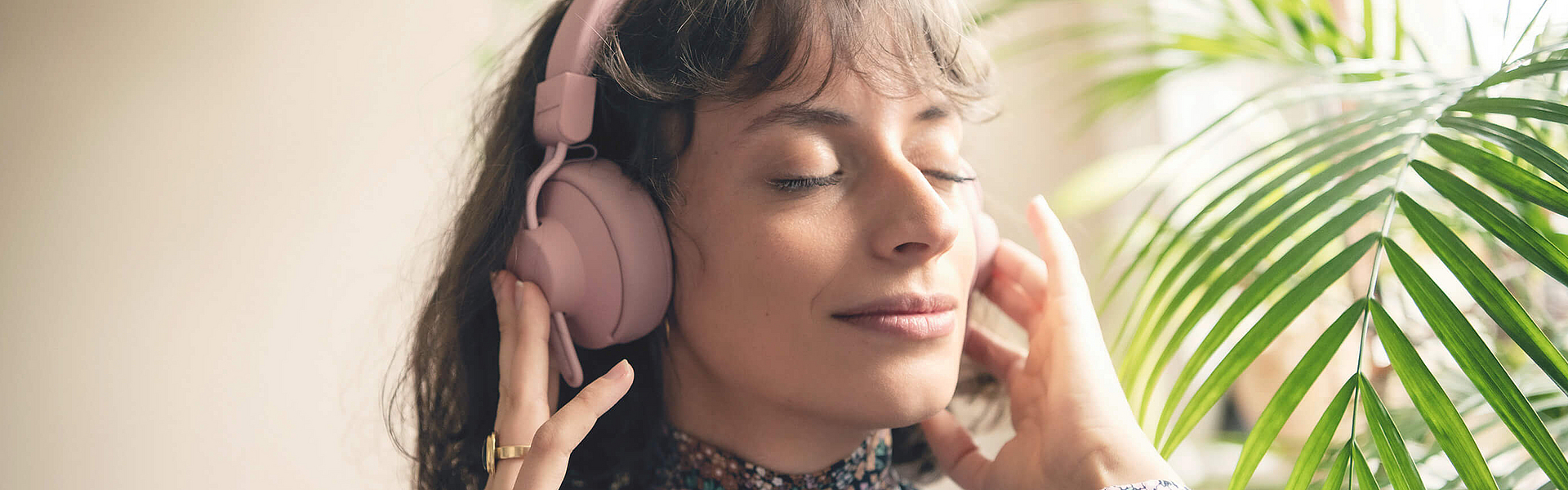 Frau ist entspannt, denn sie verwendet die mhplus Service-App.