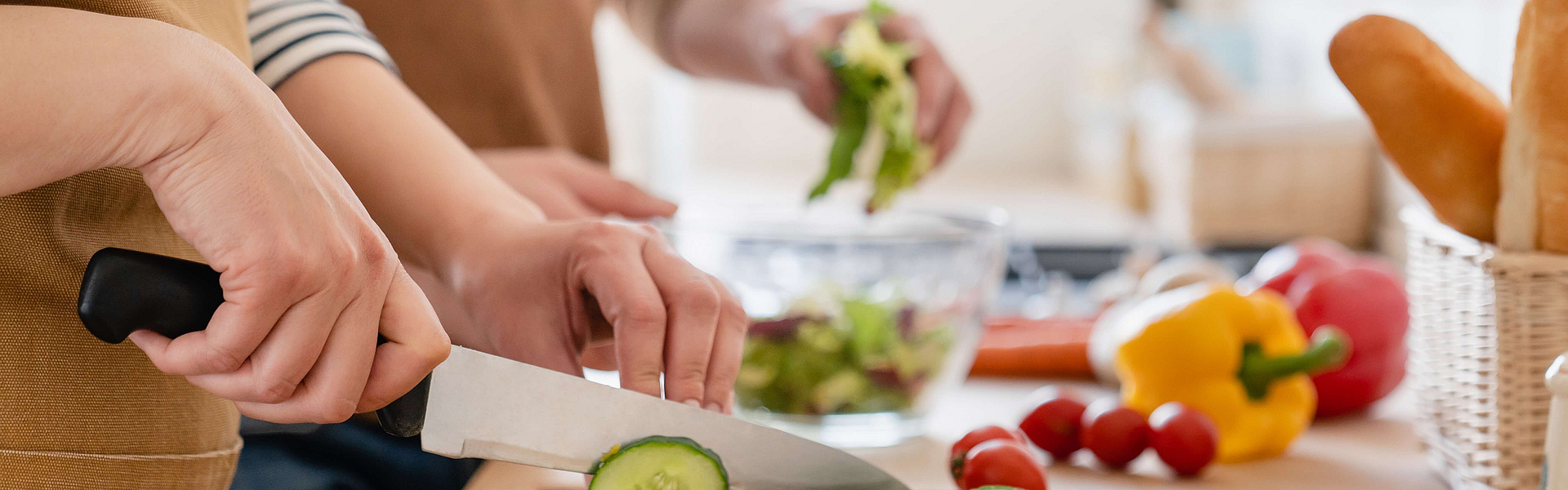 Menschen schneiden Gemüse für vegetarische Ernährung