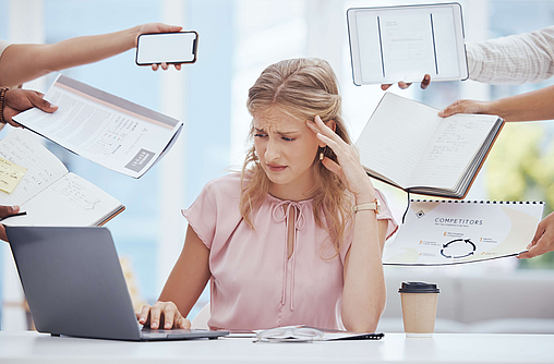 Frau sucht im Laptop nach Zeitmanagementmethoden