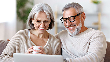 Paar sucht mit dem Laptop nach Infos zu den digitalen Gesundheitsanwendungen.