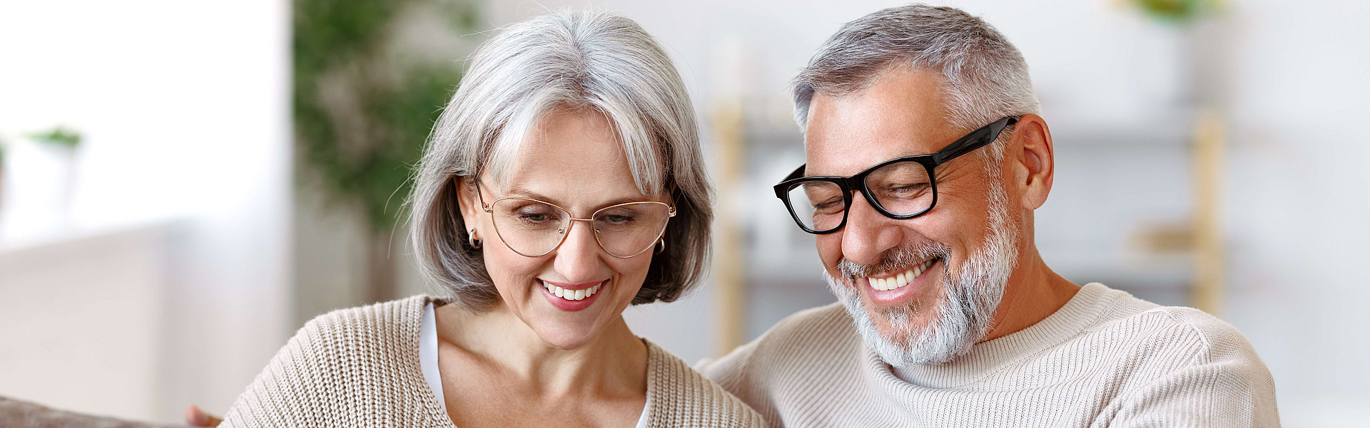 Paar sucht mit dem Laptop nach Infos zu den digitalen Gesundheitsanwendungen.