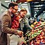 Vater und kleine Tochter beim Einkaufen von Obst im Supermarkt