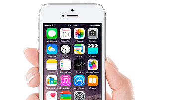 Eine Hand hält ein iPhone