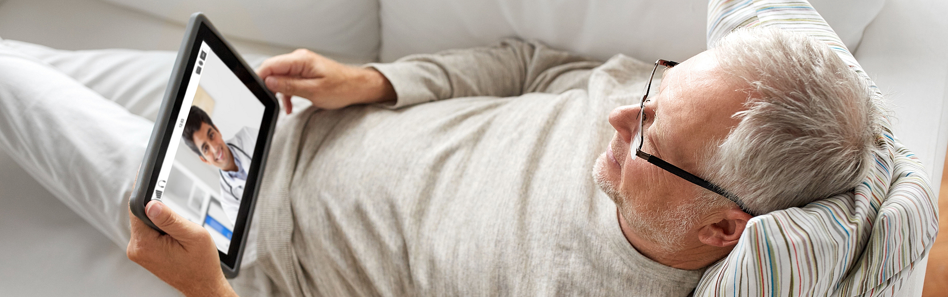 Mann lässt sich online vom Arzt über die TeleClinic beraten.