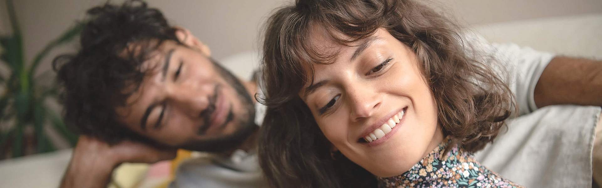 Junges Paar ist glücklich.