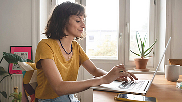 Junge Frau verwendet das Kontaktformular.