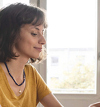 Junge Frau verwendet das Kontaktformular.