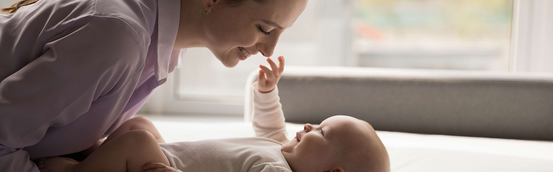 Mutter liebkost ihr Baby die Wirkung des Kuschelhormons Oxytocin stärkt die Bindung