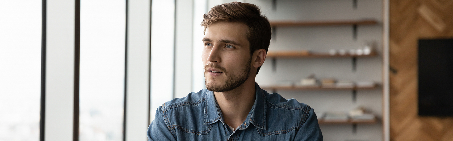 Nachdenklicher Mann entscheidet sich für eine moderne Therapie.