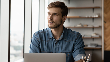 Nachdenklicher Mann entscheidet sich für eine moderne Therapie.