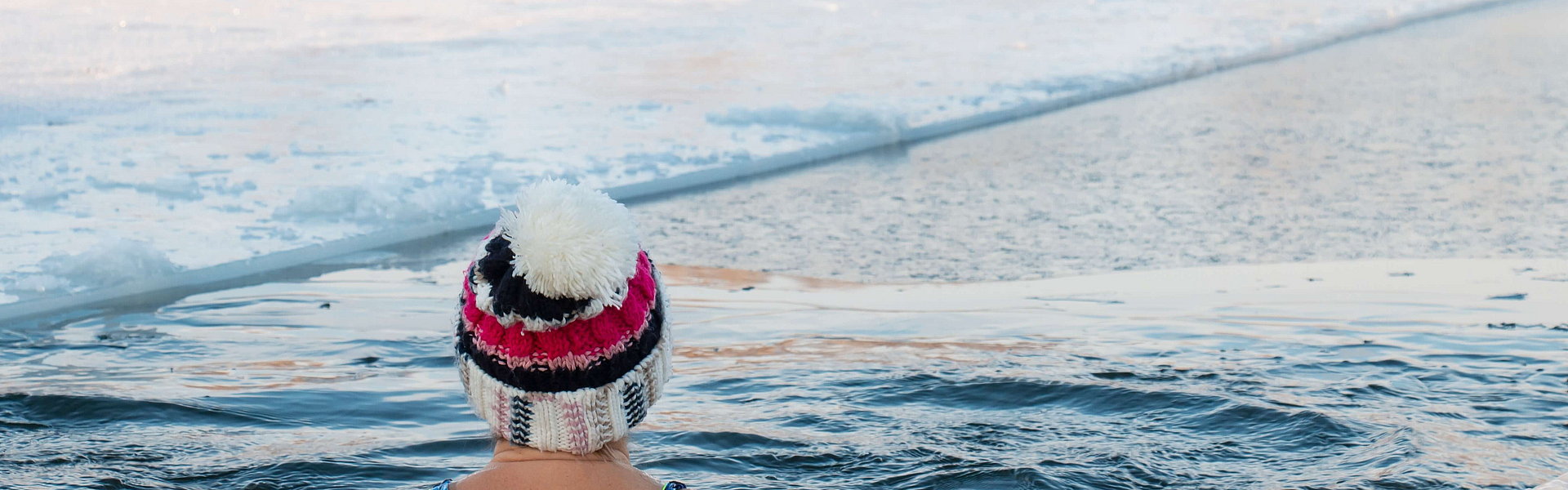 Eine Frau mit Mütze ist Eisbaden