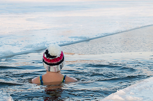 Eine Frau mit Mütze ist Eisbaden