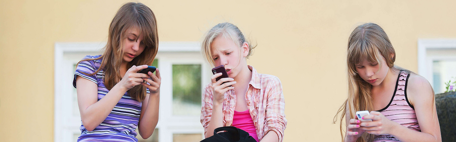 Kinder und Jugendliche nutzen digitale Medien.