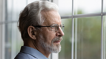 Mann nachdenklich möchte sich über unser umfangreiches Beratungsangebot informieren.