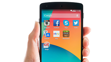 Eine Hand hält ein Android-Smartphone