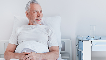 Der Mann hat mit der Krankenhaussuche die für ihn passende Klinik gefunden.