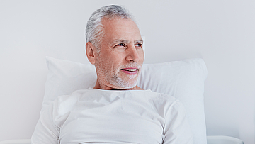 Der Mann hat mit der Krankenhaussuche die für ihn passende Klinik gefunden.