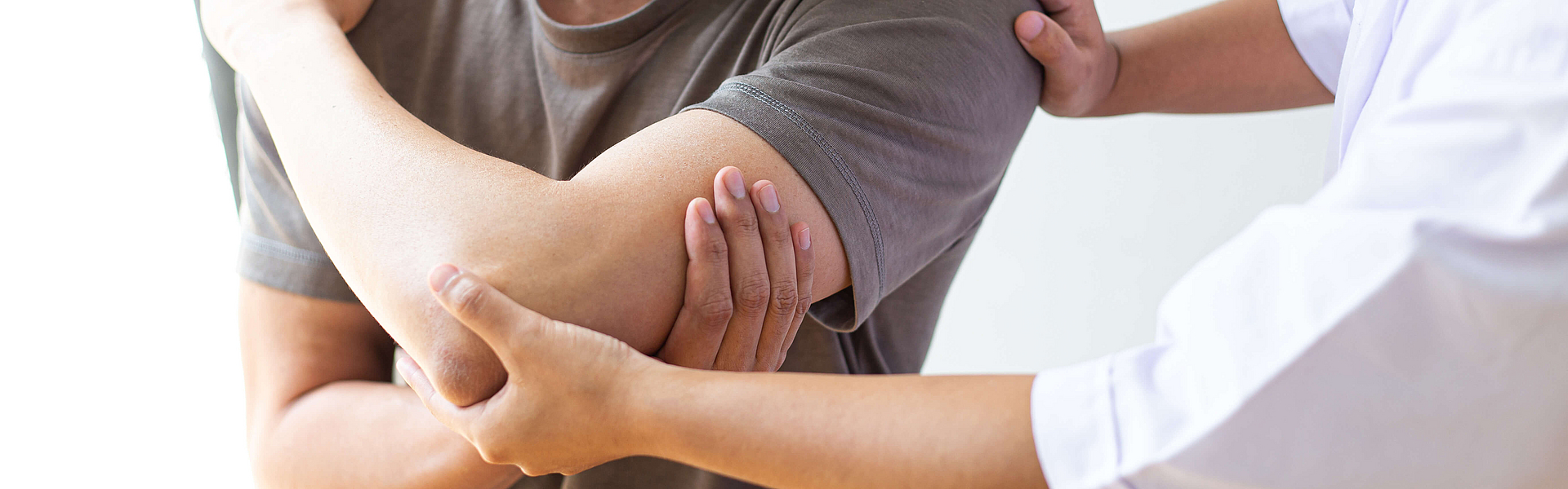 Untersuchung des Arms bei Schmerzen und gestörter Regeneration der Muskeln.