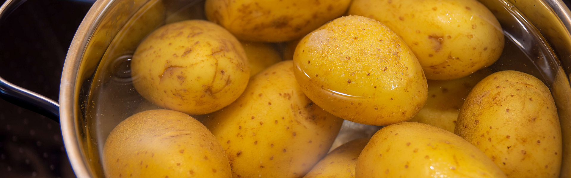 Kartoffeln mit wenig Kalorien in einem Topf mit Wasser