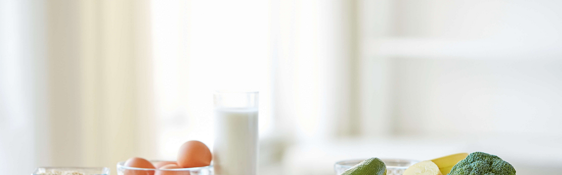 Auf einem Brettchen liegen Lebensmitteln mit Vitamin B wie zum Beispiel Obst, Gemüse und Milchprodukte