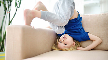 Vom Familienportal erhalten die Eltern des turnenden Jungen viele Infos.