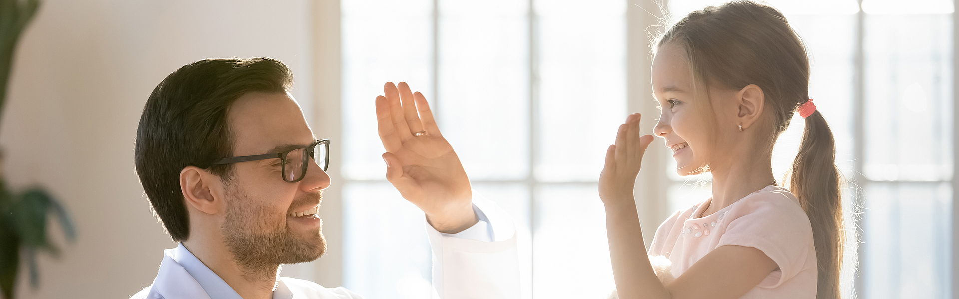 Das Mädchen hat beim Kinderarzt eine Vorsorgeuntersuchung bekommen.