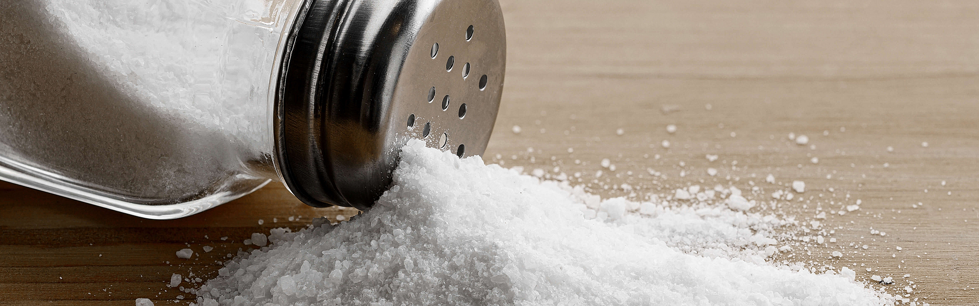 Salzstreuer - jodiertes Salt ist Hauptlieferant für Jod 