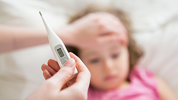Ein Kind ist krank - es hat Fieber.
