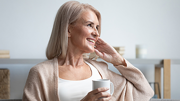 Eine ältere Frau auf dem Sofa sie hat am Mammografie-Screening teilgenommen.