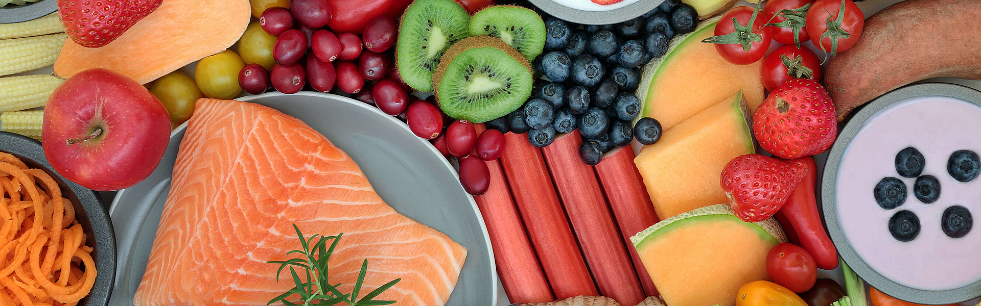 Lebensmittel für eine Low-FODMAP-Diät z.B. Lachs, Hirse, Blaubeeren, Gurke