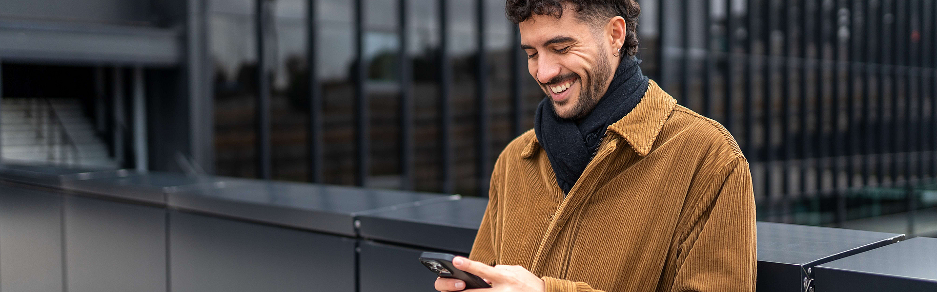 Junger Mann mit Handy in der Hand - mhplus Newsletter