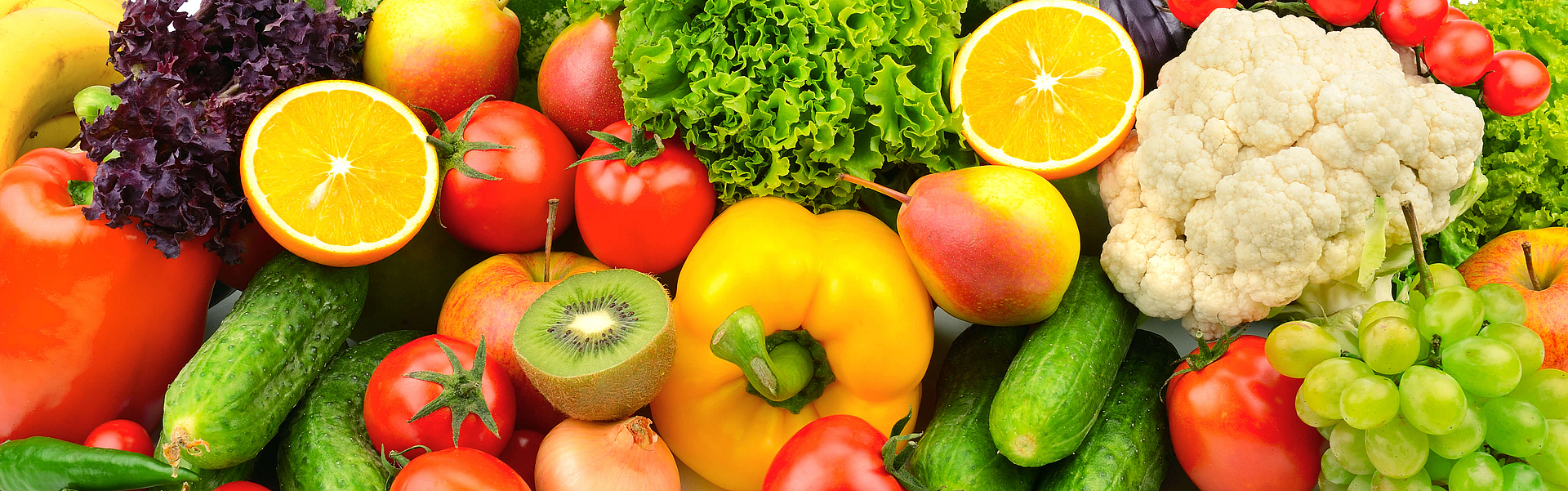 Zu sehen sind Zitrusfrüchte und Paprika, die viel Vitamin C beinhlaten