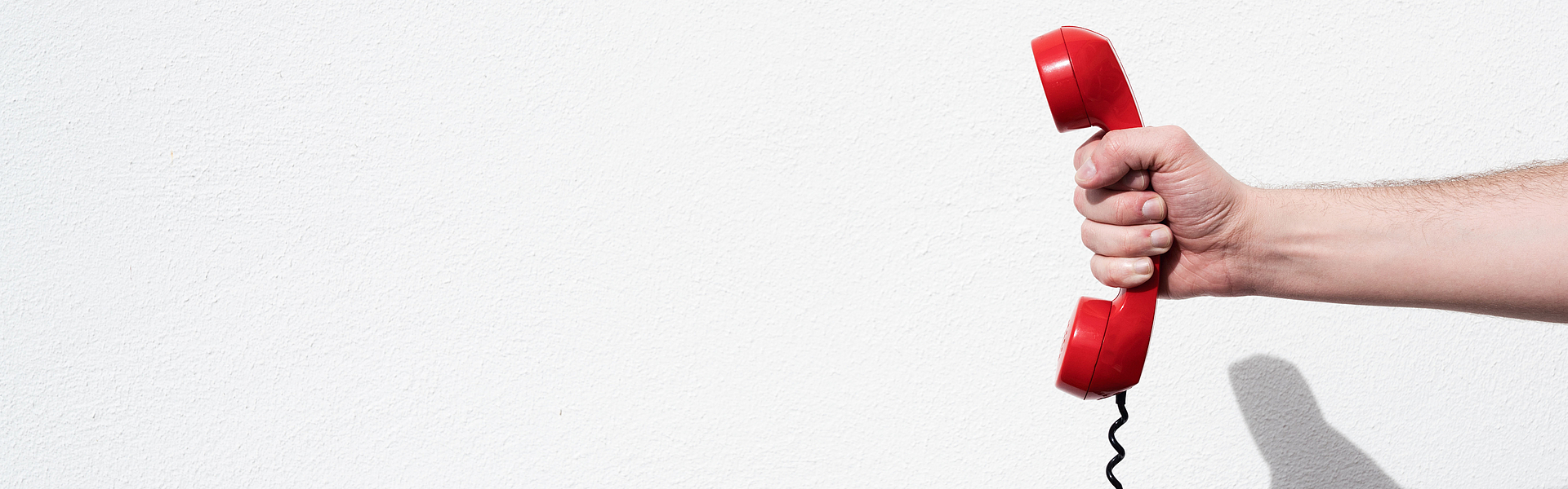 Mit dem roten Telefon kann man wichtige Notrufnummern anrufen.