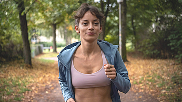 Eine Frau joggt, sie nimmt über die Bonus-App an den Bonusprogrammen der mhplus teil.