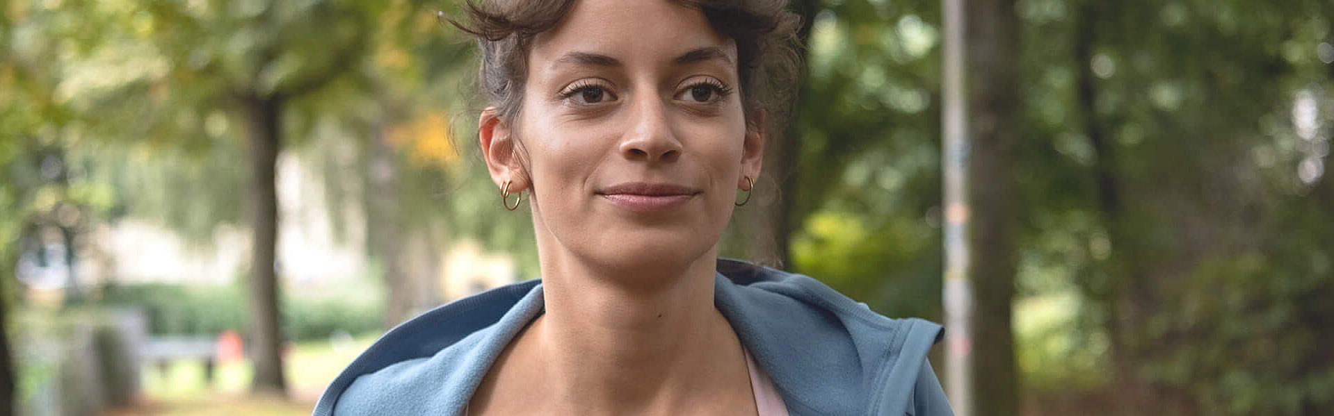 Eine Frau joggt, sie nimmt über die Bonus-App an den Bonusprogrammen der mhplus teil.