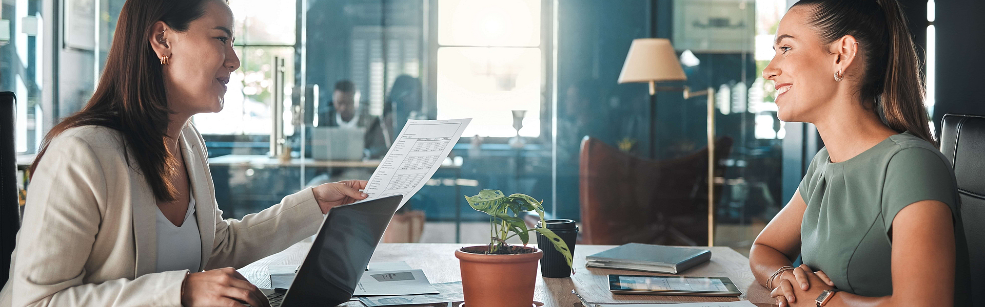 Zwei Kolleginnen, die sich während der Arbeitszeit unterhalten.