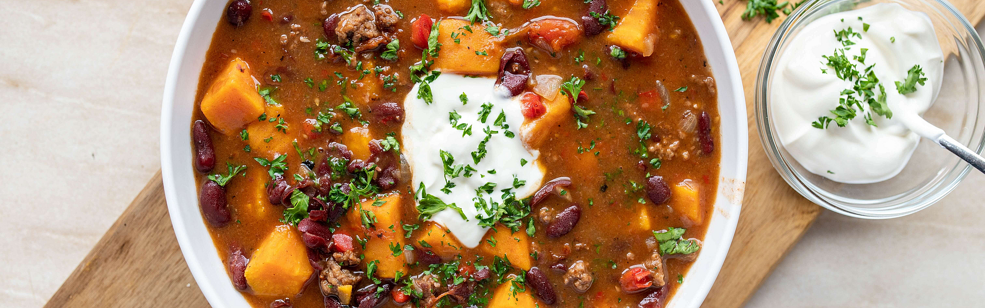 auf eine Brettchen steht eine Kartoffelsuppe, sie ist ein Beispiel für eine glutenfrei Ernährung