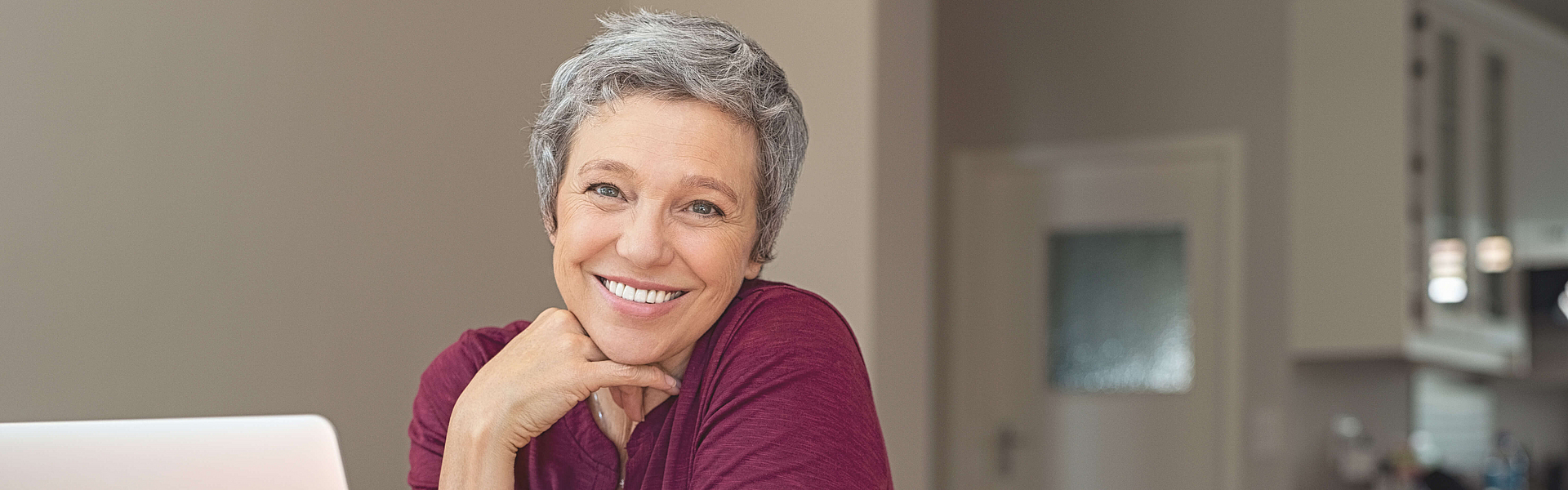 Ältere Frau bekommt Unterstützung in Form der Übernahme ihrer Fahrkosten.