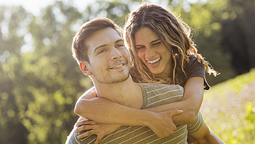 Ein junges, fröhliches Paar verbringt Zeit in der Natur, um gemeinsam fit und gesund zu bleiben.