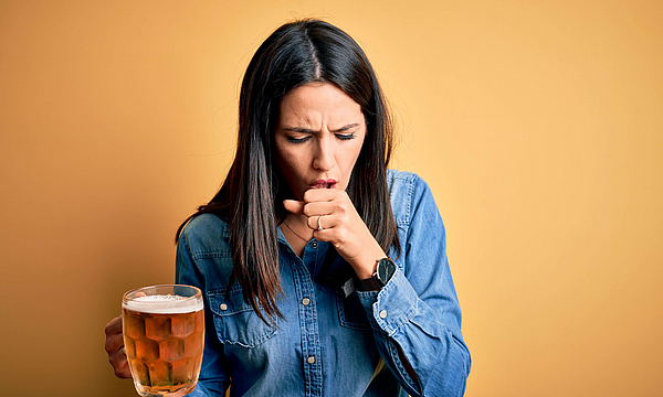 Eines der Symptome einer Alkoholallergie kann zum Beispiel das Anschwellen der Schleimhäute im Hals, nach dem Konsum von Alkohol sein. 