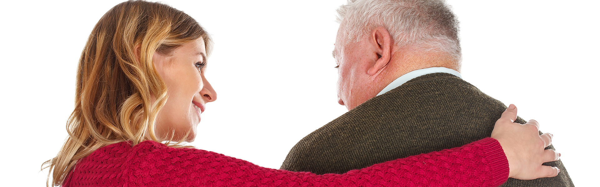 Junge Frau pflegt einen älteren Mann.