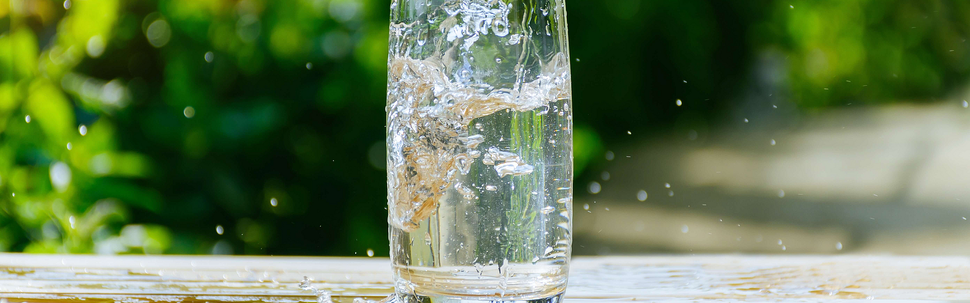 Wasser fließt in eine Glas